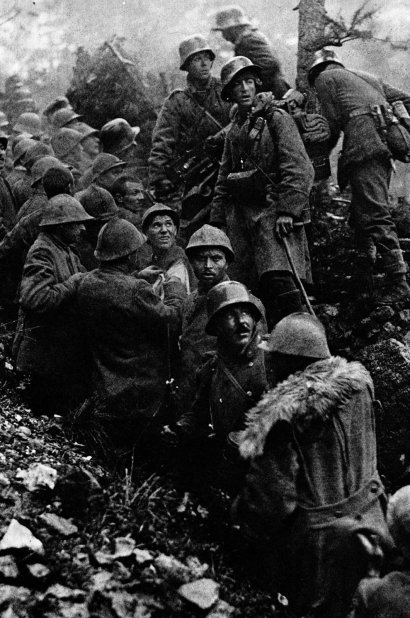 Soldati italiani catturati sono scortati verso la parte posteriore dai soldati tedeschi durante la battaglia di Caporetto 1917 ( fonte: RareHistoricalPhotos.com )