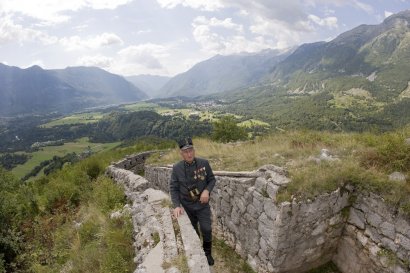 Museo all'aperto sul monte Celo e membro dell'associazione 1313 vestito da soldato austro-ungarico - Foto: Bobo / Fondazione Vie di Pace