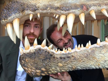 I paleontologi Simone Maganuco e Cristiano Dal Sasso tra le fauci di Spinosauro alla presentazione della Mostra.