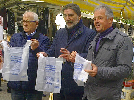 Vecchi sacchetti di plastica in pensione