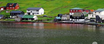 Il grind tinge di rosso le acque delle Faroe