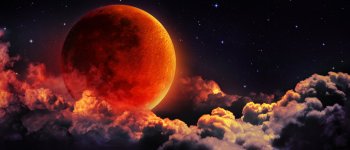 L'eclissi e la luna rossa infiammano il cielo