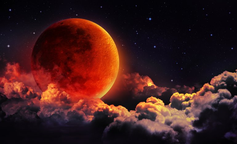 L’eclissi e la luna rossa infiammano il cielo