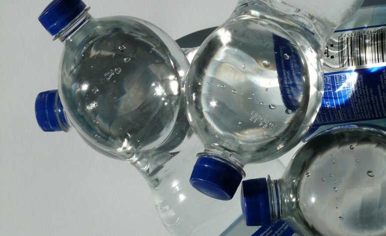 Riutilizzare le bottigliette di plastica è rischioso?