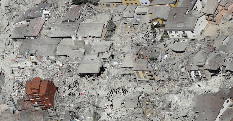 Il terremoto e lo sciacallaggio dell’informazione