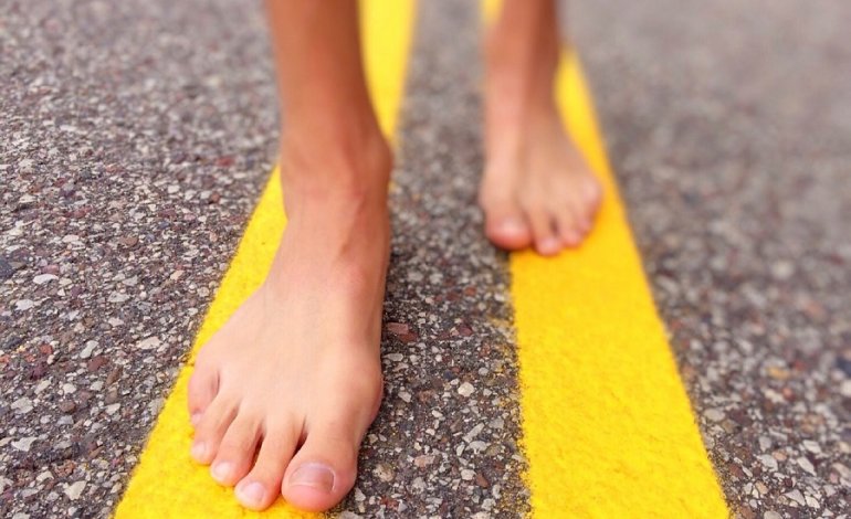 Barefooting, anche in Italia si inizia a camminare scalzi
