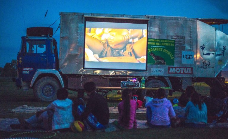 Cinéma du Désert, il camion che porta nei villaggi africani la magia dei film