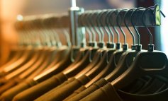 Il 50% degli italiani acquista più abiti del necessario. E per l'ambiente è un problema​