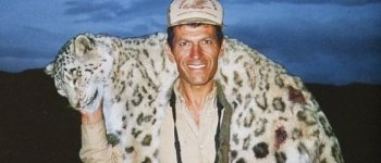 La foto del cacciatore con il leopardo delle nevi che fa infuriare