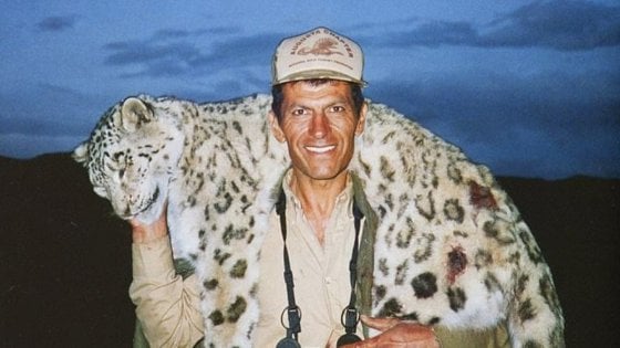 La foto del cacciatore con il leopardo delle nevi che fa infuriare