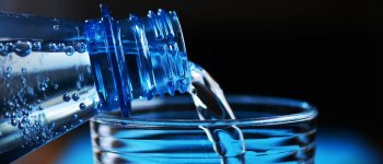 Il 90% delle bottiglie di acqua minerale contiene microplastiche