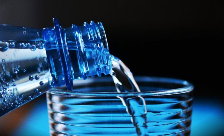 Il 90% delle bottiglie di acqua minerale contiene microplastiche