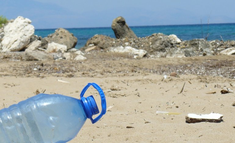 Spiagge di plastica: cresce il numero dei rifiuti
