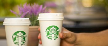 Caffè amaro per l’ambiente: «Starbucks dica basta alle tazze monouso»