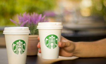 Caffè amaro per l’ambiente: «Starbucks dica basta alle tazze monouso»