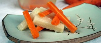 Verdure lattofermentate: bastoncini di carote e sedano rapa