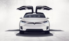 A Città sostenibile Tesla presenta il SUV elettrico