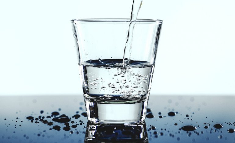 Bere due litri di acqua al giorno? Dipende anche dalla dieta