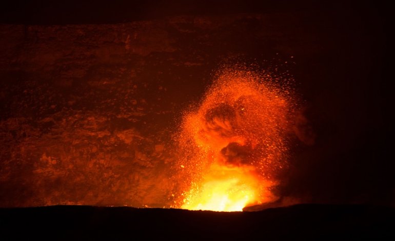 Continua l’attività dell’ Anak Krakatau e il vulcano cambia forma