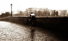 Come quando fuori piove: in bicicletta sotto l'acqua