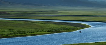 Un'alba magica nella steppa della Mongolia