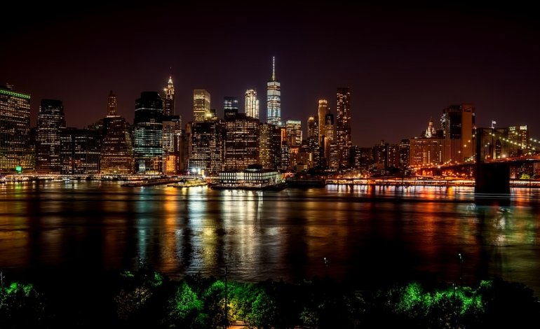 New York, la città delle mille luci che si specchia sull’Hudson