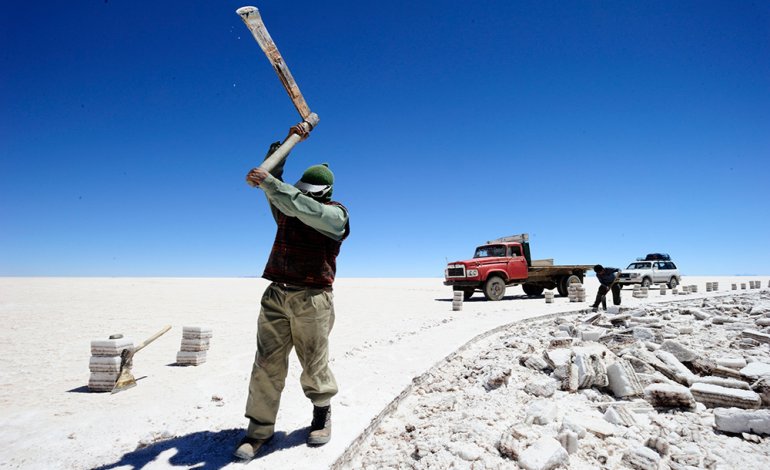 Un orologio “umano” in Bolivia, nel lago salato più grande del mondo