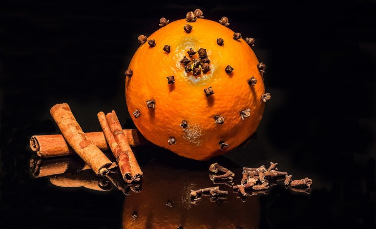 L’arancia chiodata contro le tarme