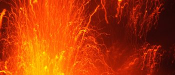 Eruzione dello Stromboli: frane e colate di lava fino al mare