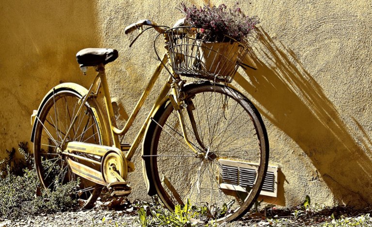 lacoro che porta cibo nelle case in bicicletta