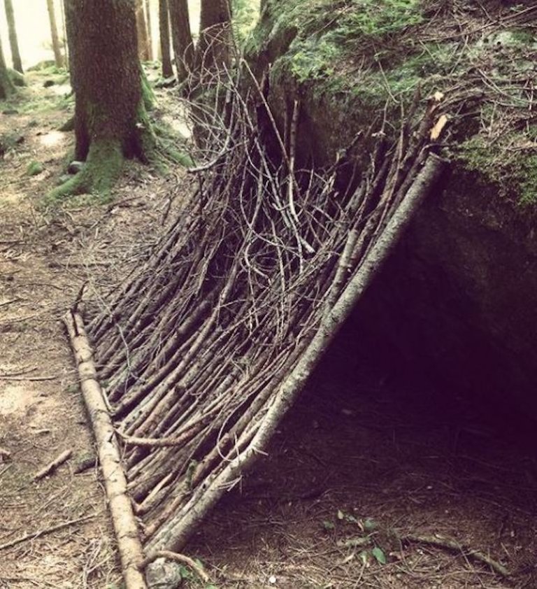 Come costruire un rifugio di fortuna in montagna