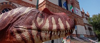 È arrivato un dinosauro di oltre sette metri nei Giardini Montanelli