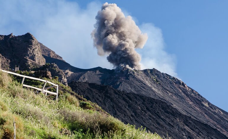 Monitorare le eruzioni vulcaniche “ascoltando” i loro anelli di fumo