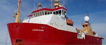 La rompighiaccio italiana Laura Bassi naviga verso l’Antartide
