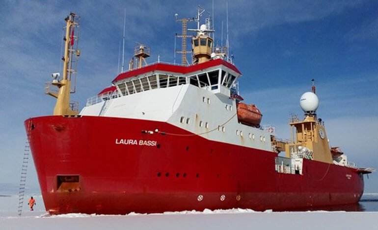 La rompighiaccio italiana Laura Bassi naviga verso l’Antartide