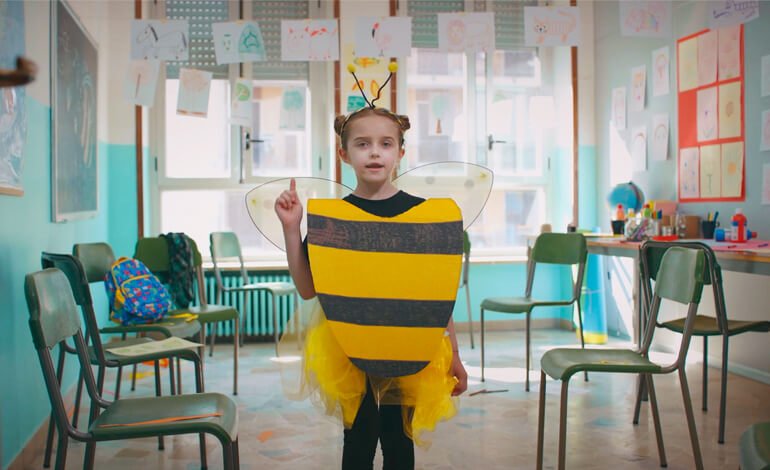 I bambini protestano in difesa del pianeta e delle api