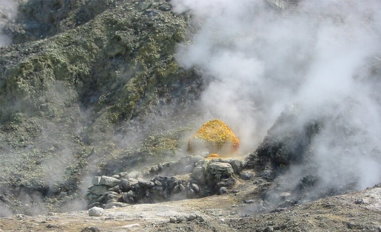 Il “rumore” dei Campi Flegrei svela la struttura della caldera