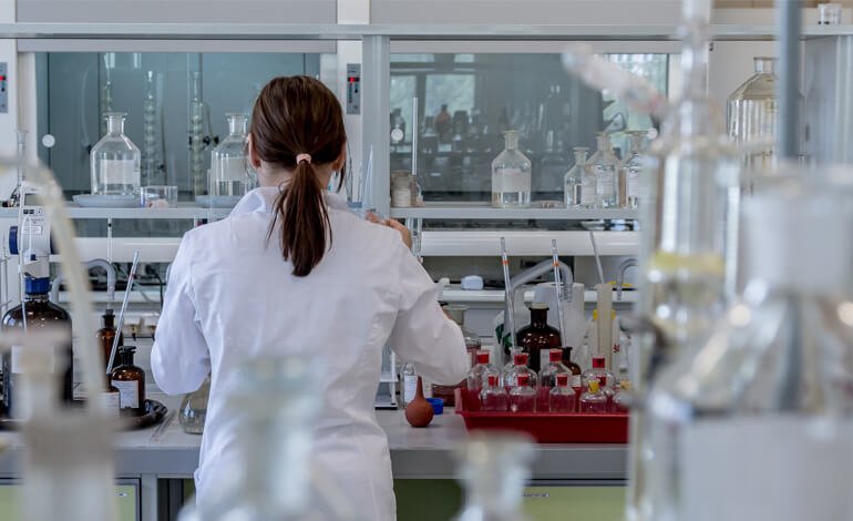 Perché gli antibiotici diventano sempre meno efficaci per curarci?