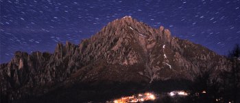 La montagna nel buio e silenzio della notte