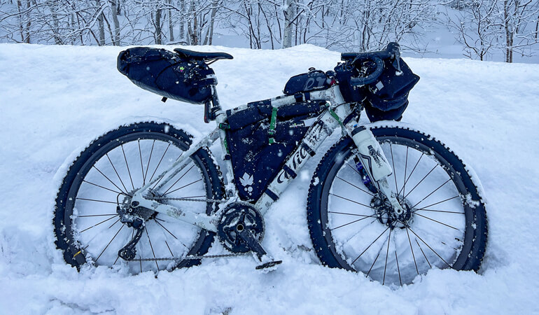 Un esploratore in bici che pedala per il clima