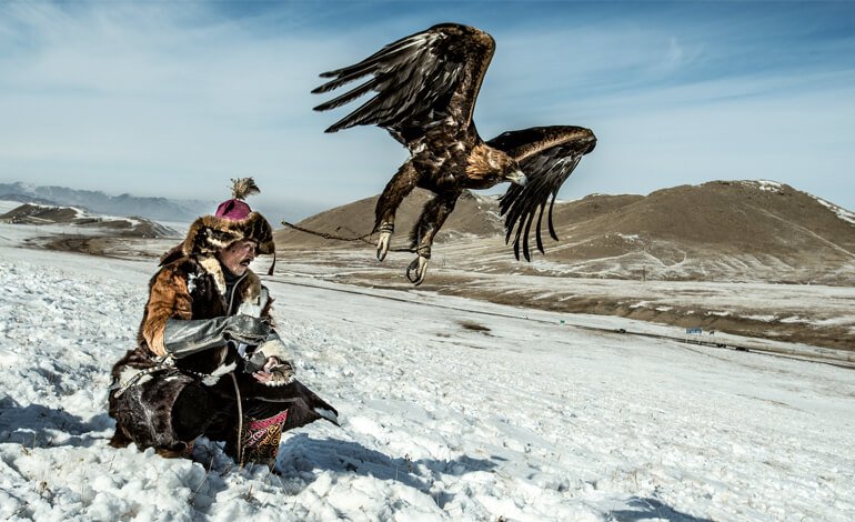 I cavalieri delle aquile nella steppa della Mongolia