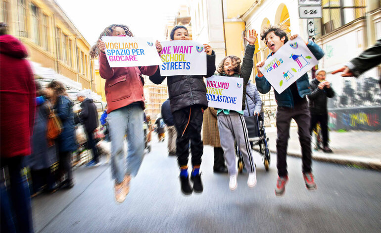 Tutti in piazza con #StreetsForKids per chiedere più strade scolastiche!