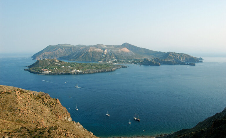 L’isola di Vulcano sorvegliata con i cavi di telecomunicazione sottomarini