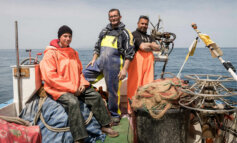 I pescatori impegnati a pulire il mare