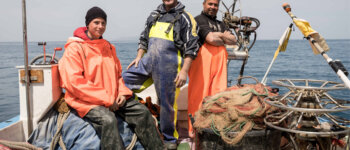 I pescatori impegnati a pulire il mare