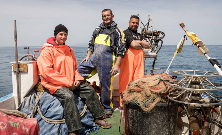 I pescatori impegnati a pulire il mare