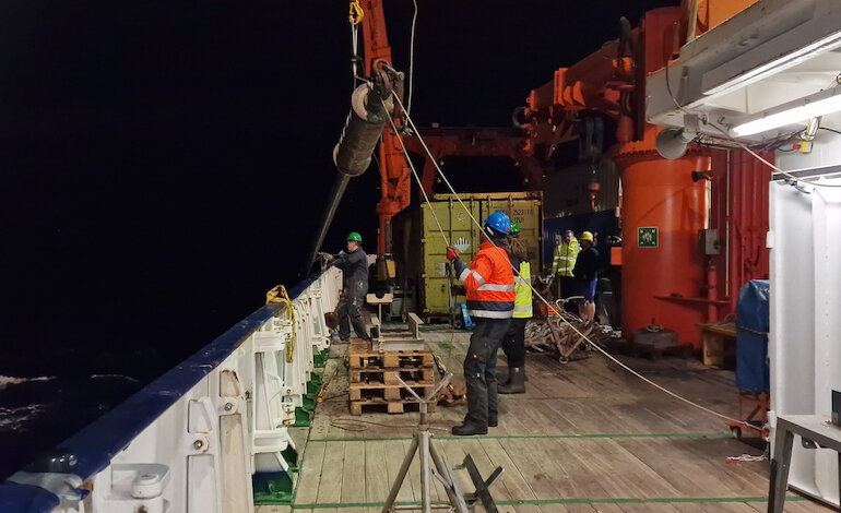 Il fianco sud-orientale dell’Etna scivola verso il Mediterraneo
