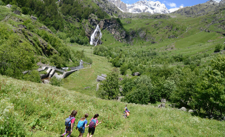Valle Orco, tra antiche borgate al cospetto della cascata del Roc