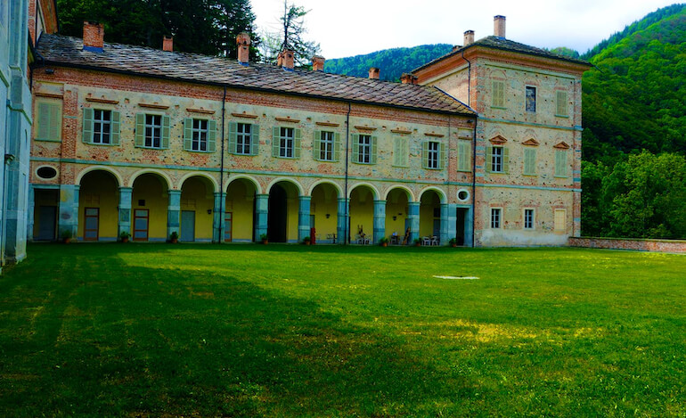 A piedi verso il castello di Casotto