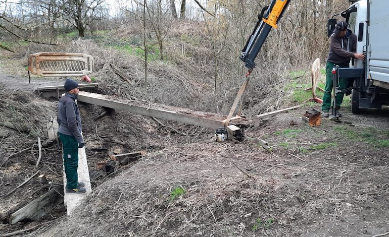 Il rifacimento della passerella sul torrente Rottone